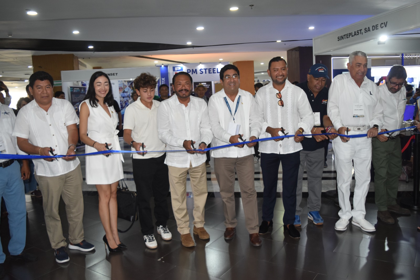 Presentes en el corte de listón de la XX Expo Deconarq Cancún