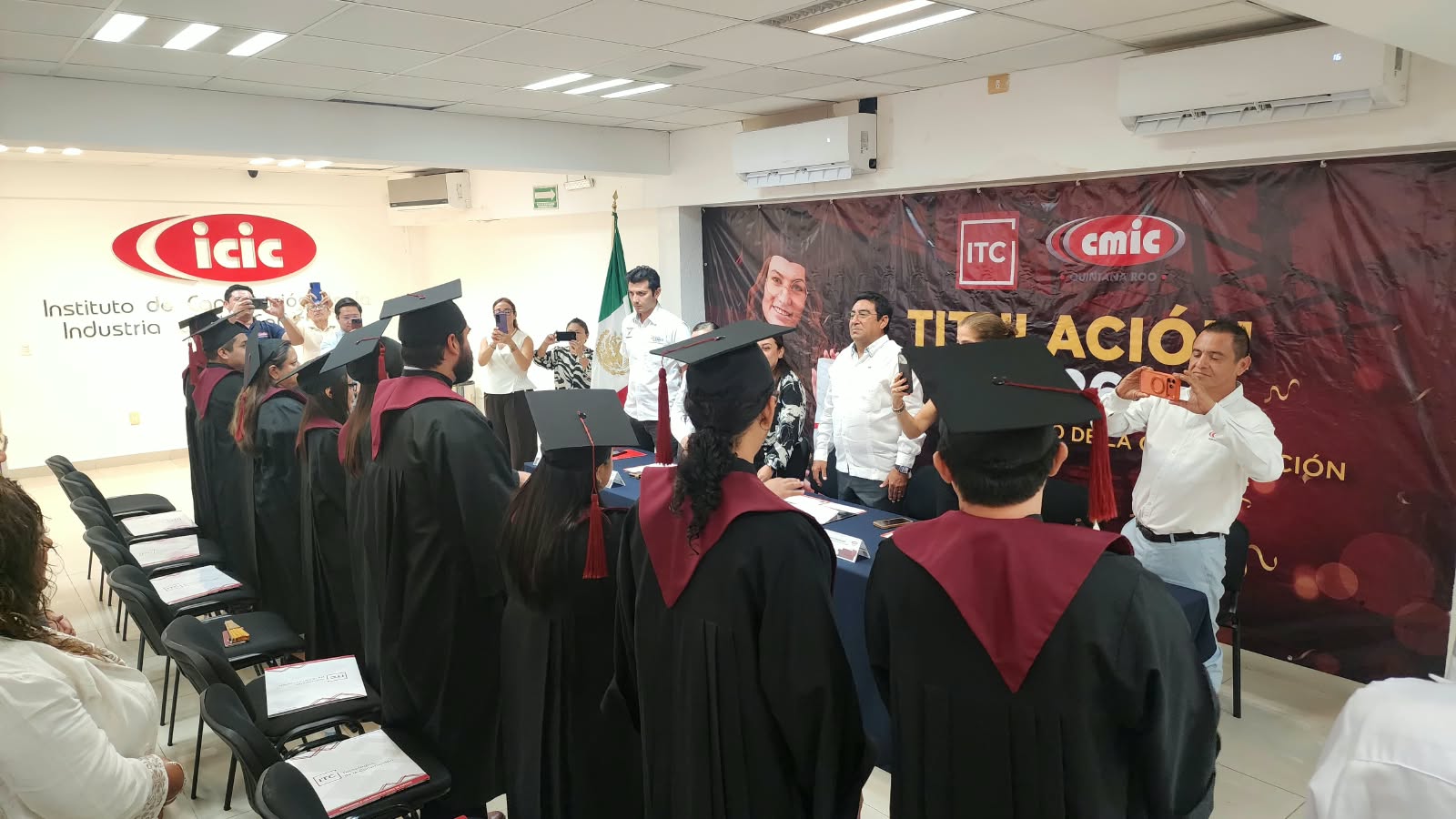 El CICC celebra la excelencia académica en la entrega de títulos de maestría de la CMIC